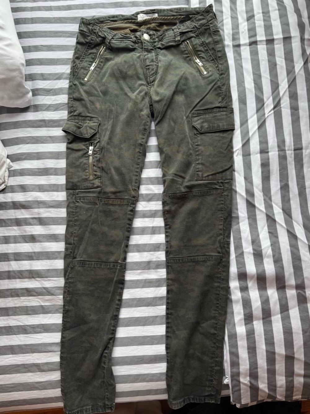 Zara Women’s Skinny Cargo Jeans in Olive